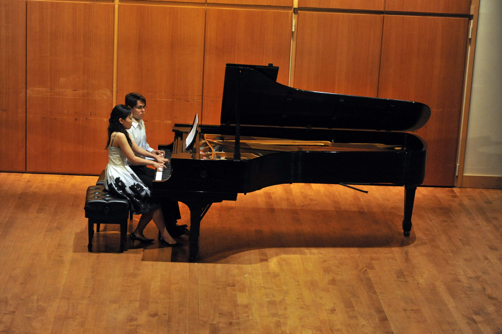 Heeyeon and Victor performing Mahle at Rock Hall, Philadelphia